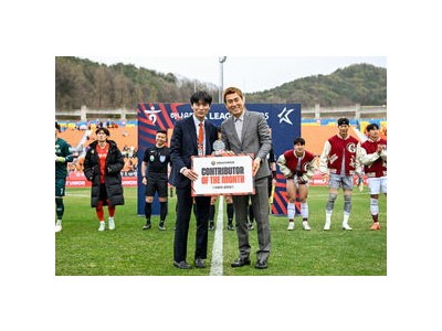 김범수 트레이너와 정의수 팀장이 강원FC 3월 공헌상 수상